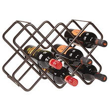 mDesign Scaffale per bottiglie di vino – Bellissimo portabottiglie in metallo per otto bottiglie distribuite su tre livelli – Organizer in metallo da appoggio per bottiglie di vino e altro – bronzo