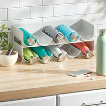 mDesign Scaffali per Bottiglie di Vino impilabili – Portabottiglie in plastica per 5 Bottiglie – Organizer in plastica per Ogni Tipo di Bottiglia – Grigio Chiaro