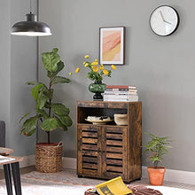 VASAGLE Armadietto da Bagno, Mobiletto Multiuso, Credenza a 4 Ripiani, Stile Rustico Chic, 60 x 30 x 80 cm, con Ante a Persiana, Scomparti, Ripiano Regolabile, Marrone Vintage BBK44BX