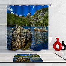 Combinazione Bagno. Immagini Chiare E Colori Vivaci Rendono Il Tuo Bagno Pieno di Vita. Accessori da Bagno. Foresta. Lago.