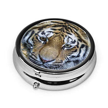 3 Vano Pill Box Tiger Predator Muzzle Occhi Grande Gatto Luxury Travel Kit Storage Metallo Rotondo Argento Pulsante Pillola Dispenser Vitamine Olio di Pesce Integratori