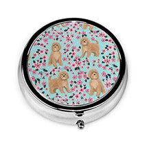 Scatola rotonda per medicina portatile, mini pillole in metallo, dispenser per pillole da tasca, borsa da viaggio, cavoodle Cherry Blossom primavera floreale carino Cavapoo