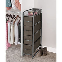 mDesign Comodino multiuso con 4 cassetti – Organizer in stoffa, metallo e legno – Cassettiera snella e ideale per camera da letto, corridoio o dispensa – grigio scuro