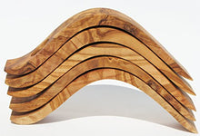 Figura Santa Portabottiglie LaOla. 26,5 x 8 cm. Leggero Arco Piegato artificialmente in Legno d'ulivo pregiato. Dimensioni 24 x 8 cm. Il Buon Vino va servito con Stile!