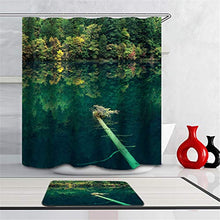 Combinazione Bagno. Immagini Chiare E Colori Vivaci Rendono Il Tuo Bagno Pieno di Vita. Accessori da Bagno. Foresta. Acqua del Lago.