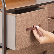 mDesign Elegante cassettiera con 3 cassetti grandi e 2 piccoli – Capiente canterano ideale per qualunque stanza della casa – Comò in metallo, legno MDF e tessuto – marrone chiaro