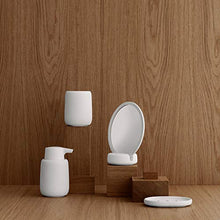 blomus - SONO - Specchio cosmetico – Moonbeam/bianco – ceramica/silicone – (altezza x larghezza x profondità) 185 x 90 x 170 mm, taglia unica, 69162