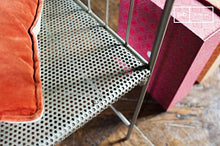 pib Panca Grigia Metalo in Stile Shabby Chic - Prodotto 100% in Metallo, Finitura Vernice | Metallo Perforato e Linee Curve - Grigio Topo Perlato (L143 x H85 x P92 cm)