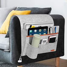 SIMBOOM Tasca Telecomandi da Divano, Organizer da Bracciolo, Portaoggetti per Letto con Portabottiglie, Borsa Feltro per iPad, Tavoletta, Riviste, Cellulare, Occhiali, Matita - Grigio Chiaro