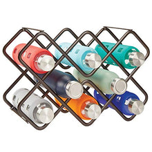 mDesign Scaffale per bottiglie di vino – Bellissimo portabottiglie in metallo per otto bottiglie distribuite su tre livelli – Organizer in metallo da appoggio per bottiglie di vino e altro – bronzo