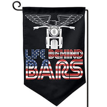 Motocicletta Vita dietro le sbarre Bandiera da giardino Decorazione festiva Bandiera bifacciale 12,5"x 18"