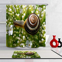 Combinazione Bagno. Immagini Chiare E Colori Vivaci Rendono Il Tuo Bagno Pieno di Vita. Accessori da Bagno. Lumaca sul Fiore.