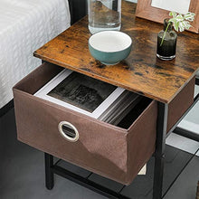 VASAGLE Tavolino da Salotto, Comodino con Cassetto in Tessuto, Struttura Resistente in Acciaio, Soggiorno Camera da Letto, Assemblaggio Semplice, Marrone Vintage e Nero