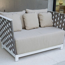 Divano da Esterno L 82 cm - H 80 cm - L142 cm con Cuscini antimacchia, Intreccio Effetto Legno RIF. in Alluminio Bianco, Resistente all'Usura e agli Agenti atmosferici, Rifiniture di pregio