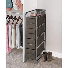 mDesign Comodino multiuso con 4 cassetti – Organizer in stoffa, metallo e legno – Cassettiera snella e ideale per camera da letto, corridoio o dispensa – grigio scuro