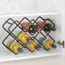 mDesign Scaffale per bottiglie di vino – Bellissimo portabottiglie in metallo per otto bottiglie distribuite su tre livelli – Organizer in metallo da appoggio per bottiglie di vino e altro – bronzo
