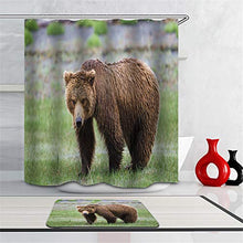 Combinazione Bagno. Immagini Chiare E Colori Vivaci Rendono Il Tuo Bagno Pieno di Vita. Accessori da Bagno. L'Orso Sull'Erba.