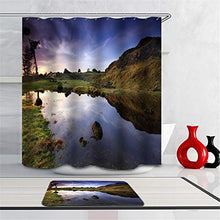 Combinazione Bagno. Immagini Chiare E Colori Vivaci Rendono Il Tuo Bagno Pieno di Vita. Accessori da Bagno. Il Sole al Tramonto Lago. Erba.