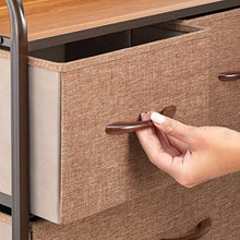 mDesign Elegante cassettiera con 2 cassetti grandi, 2 medi e 3 piccoli – Capiente canterano ideale per qualunque stanza della casa – Comò in metallo, legno MDF e tessuto – marrone chiaro