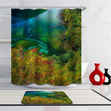 Combinazione Bagno. Immagini Chiare E Colori Vivaci Rendono Il Tuo Bagno Pieno di Vita. Accessori da Bagno. Foresta. Lago.
