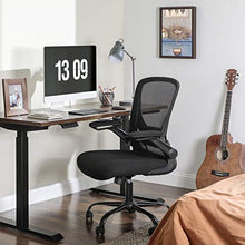 SONGMICS Sedia da Ufficio con Braccioli Pieghevoli, Sedia da Scrivania in Rete, Poltrona per Computer Ergonomica, Girevole a 360°, Supporto Lombare Regolabile, Salvaspazio, Nero OBN37BK