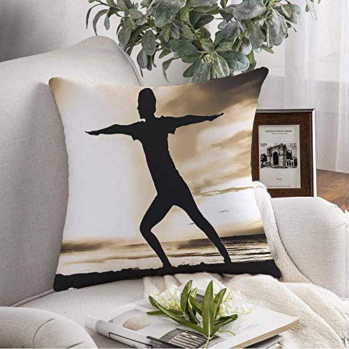 Kris.D Fodera per Cuscino Decorativo da tiro Giallo Aerobica Giovane Donna Praticare Yoga sulla Spiaggia Essere Umano Sport Ricreazione Atleta asiatico18x18 Pollici