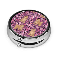 Scatola rotonda per medicina portatile, mini pillole in metallo, dispenser per pillole da tasca, borsa da viaggio, cavoodle Cherry Blossom primavera floreale carino Cavapoo