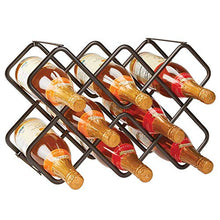 mDesign Scaffale per bottiglie di vino – Bellissimo portabottiglie in metallo per otto bottiglie distribuite su tre livelli – Organizer in metallo da appoggio per bottiglie di vino e altro – bronzo