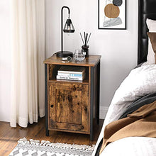 VASAGLE Comodino, Tavolino con Ripiano Aperto e Scomparto con Anta, Struttura in Metallo, Stile Industriale, Mobiletto per Salotto, Camera da Letto, Marrone Vintage e Nero LET065B01