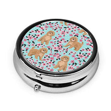 Scatola rotonda per medicina portatile, mini pillole in metallo, dispenser per pillole da tasca, borsa da viaggio, cavoodle Cherry Blossom primavera floreale carino Cavapoo