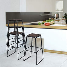 COSTWAY Set di 4 sgabelli da Bar ad Altezza bancone, Legno d’Olmo Resistente, Struttura in Ferro con poggiapiedi, Piedini Antiscivolo