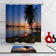 Combinazione Bagno. Immagini Chiare E Colori Vivaci Rendono Il Tuo Bagno Pieno di Vita. Accessori da Bagno. Il Sole al Tramonto Lago. Erba.