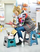 STARK Sgabello pieghevole con maniglia per bambini e adulti. Poggiapiedi Ultra Resistente fino a 120 kg, altezza 26,8 cm in grigio-blu per cucina, bagno, giardino, casa