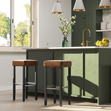 SONGMICS Set di 2 Sgabelli da Bar, Sedile Imbottito, Finta Pelle con Fine Strutture Dorate, Altezza Sedile 76 cm, Gambe di Legno Massello, con Poggiapiedi e Piedini Regolabili, Marrone LDC33BR