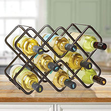 mDesign Scaffale per bottiglie di vino – Bellissimo portabottiglie in metallo per otto bottiglie distribuite su tre livelli – Organizer in metallo da appoggio per bottiglie di vino e altro – bronzo