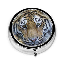 3 Vano Pill Box Tiger Predator Muzzle Occhi Grande Gatto Luxury Travel Kit Storage Metallo Rotondo Argento Pulsante Pillola Dispenser Vitamine Olio di Pesce Integratori