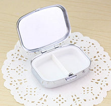 Wonque - Contenitore per pillole in metallo, portatile, con specchio interno, motivo casuale, 1 pezzo