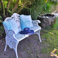 Panca bianca in alluminio, resistente per esterni e giardino, fabbricazione artigianale europea.