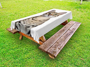 ABAKUHAUS Gattino Tovaglia da Esterno, Colpo Capo di Un Freddo Giovane Gatto, Tovaglia da Picnic Lavabile Decorativa, 145 cm x 265 cm, Scuro Marrone Sabbia Bianca